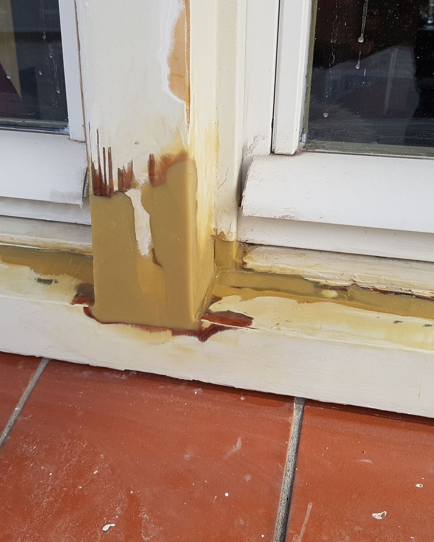 Beschädigte Fensterstelle mit RENOVAID Reparatursystem aufgebaut und geformt – Holzfäule am Holzfenster instandgesetzt