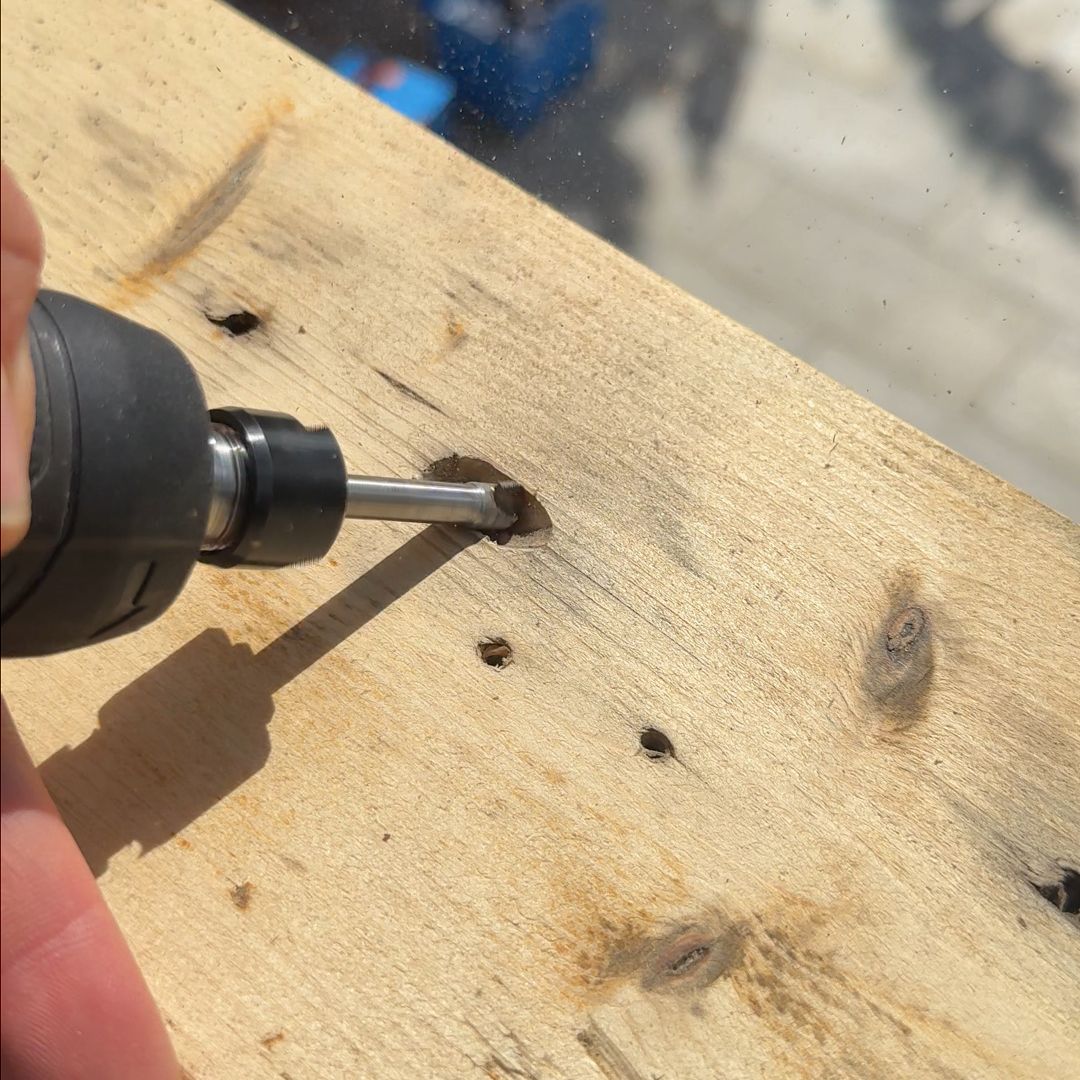 Astlöcher im Holz füllen mit Epoxidharz: So geht’s Schritt für Schritt