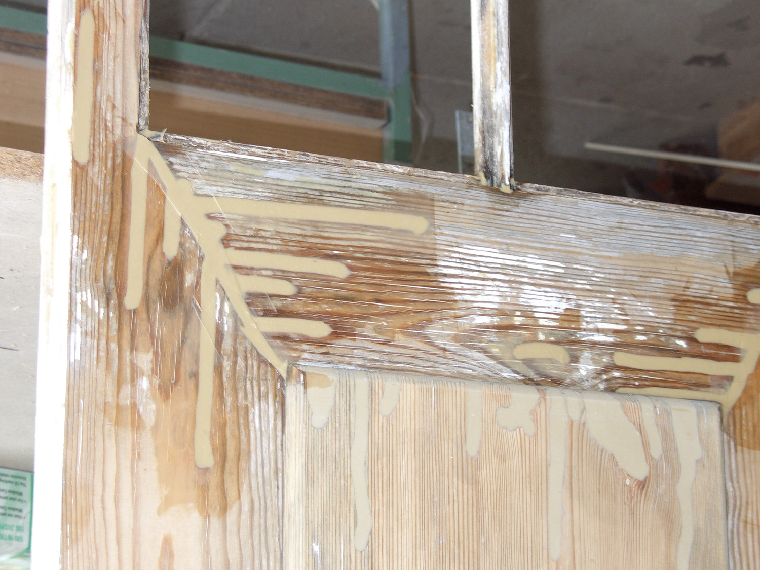 Holztür mit Riss im Querfries, verspachtelt und stabilisiert mit RENOVAID Epoxidharz zur dauerhaften Reparatur