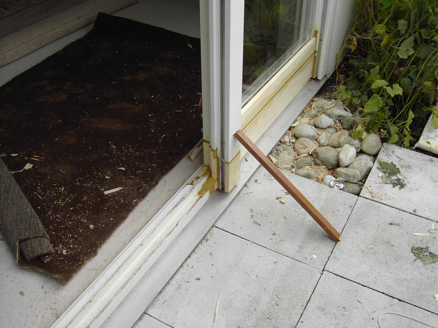 Mit Passstück ergänzter und mit RENOFLEX reparierter Holzanschluss an Terrassentür – Instandsetzung mit RENOVAID