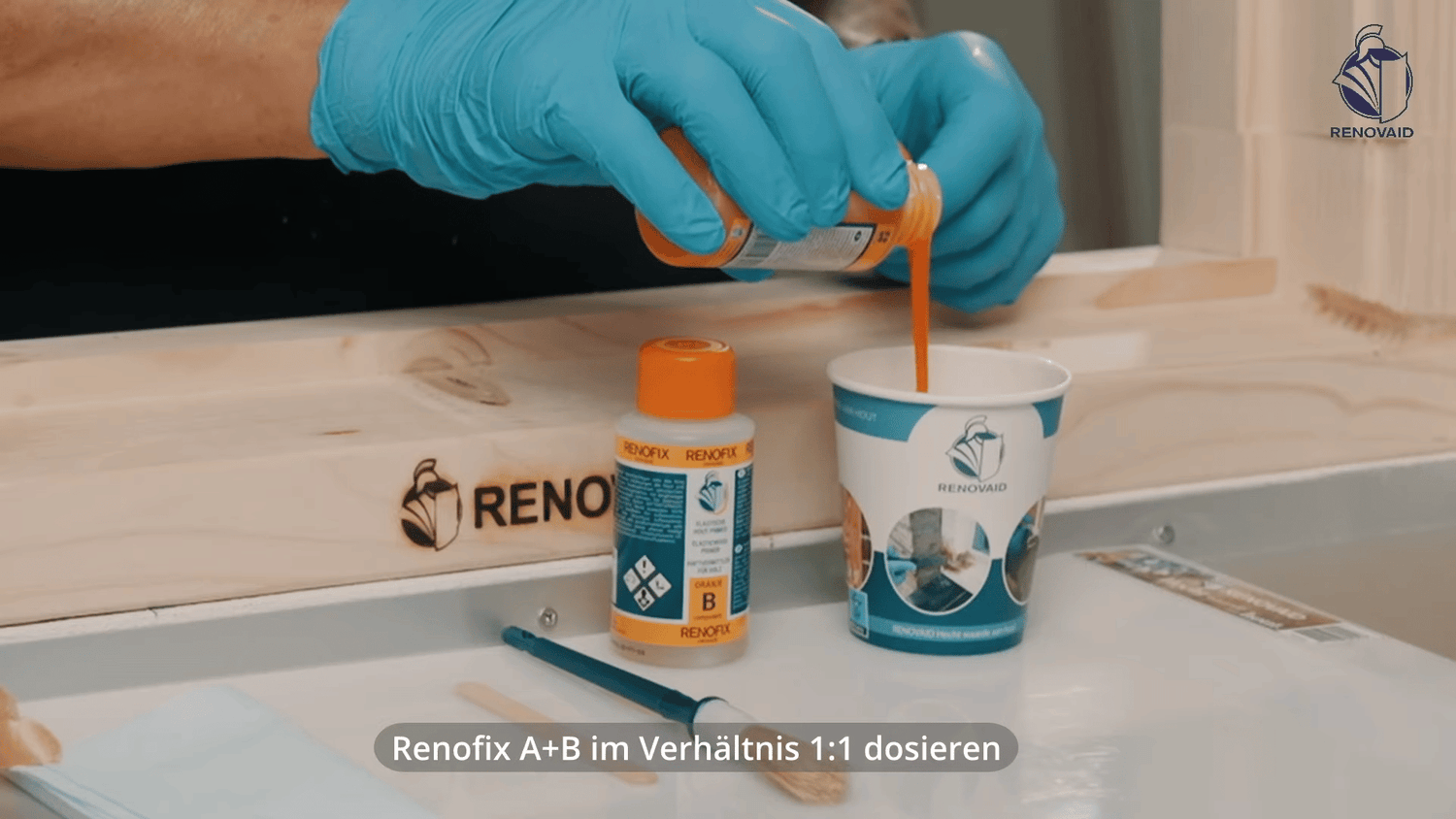 Renofix Komponente A und B im Verhältnis 1:1 mischen – Dosierung im Mischbecher mit Nitrilhandschuhen
