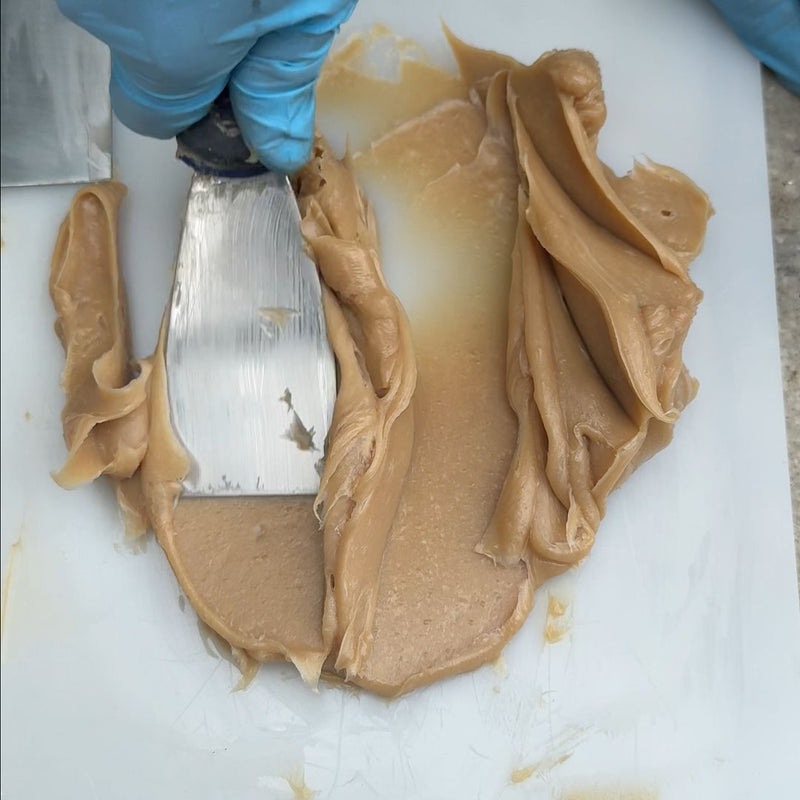 Epoxidharz auf Mischplatte mit Spachtel gründlich vermischt für homogene Holzreparaturmasse