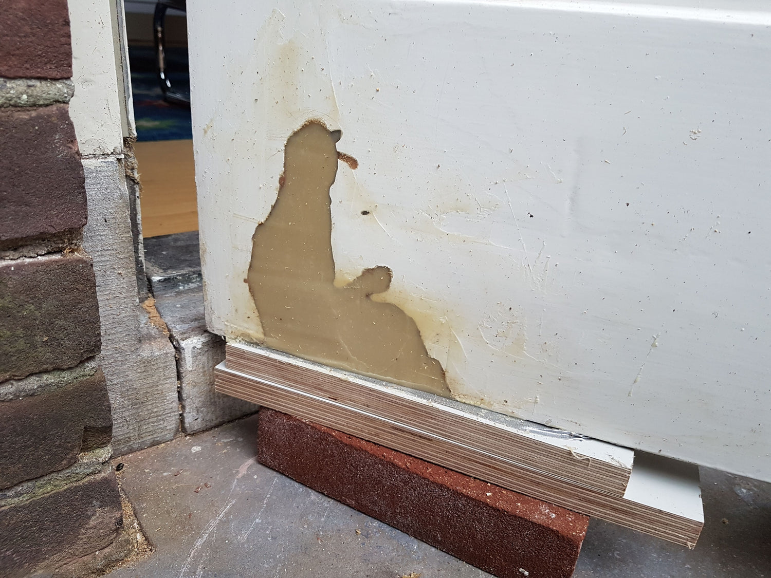 Holzlöcher im Türbereich mit Epoxid-Reparaturmasse füllen – Schadstelle stabil, wasserfest und schleifbar modelliert