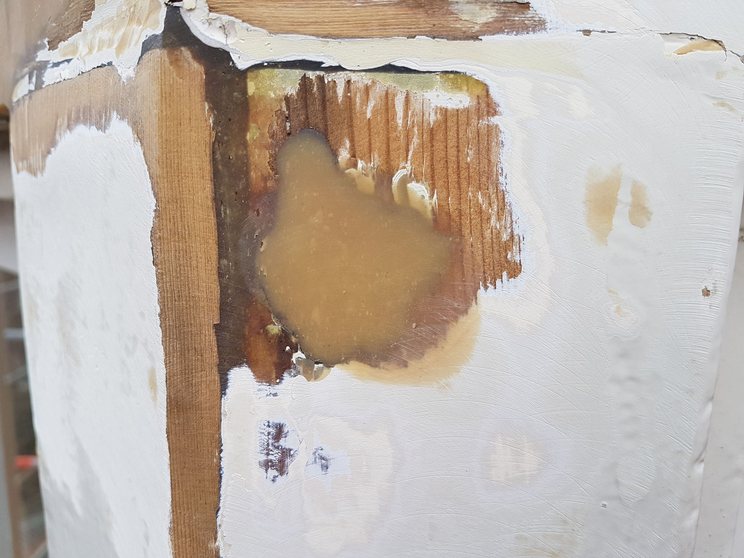 Holzlöcher mit Epoxid-Reparaturmasse füllen – Schadstelle hohlraumfrei geschlossen und Bauteilform wiederhergestellt