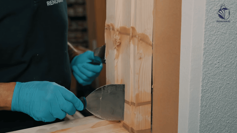 Holzreparaturmasse mit Spachtel in Schadstelle einarbeiten und leicht überstehend für bündiges Verschleifen abziehen