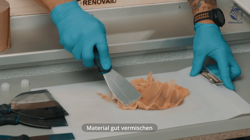 Holzreparaturmasse auf Mischbrett homogen vermengen – Komponenten gründlich mischen für optimale Aushärtung