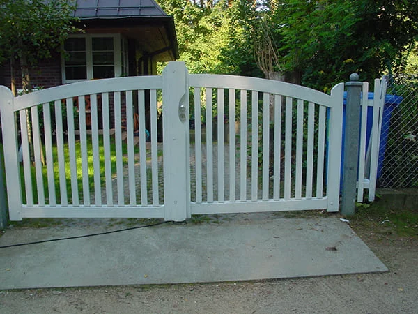 Mit RENOVAID repariertes und neu aufgebautes Holzzaun-Hoftor nach Instandsetzung verfaulter Bereiche