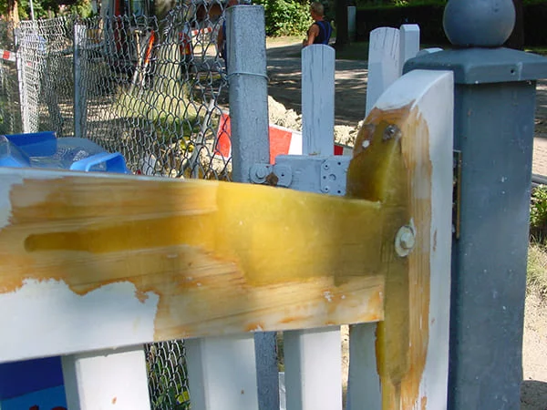 Holzzaun mit RENOVAID Epoxidharz repariert – ausgebrochener Bereich am Torflügel stabilisiert und neu aufgebaut
