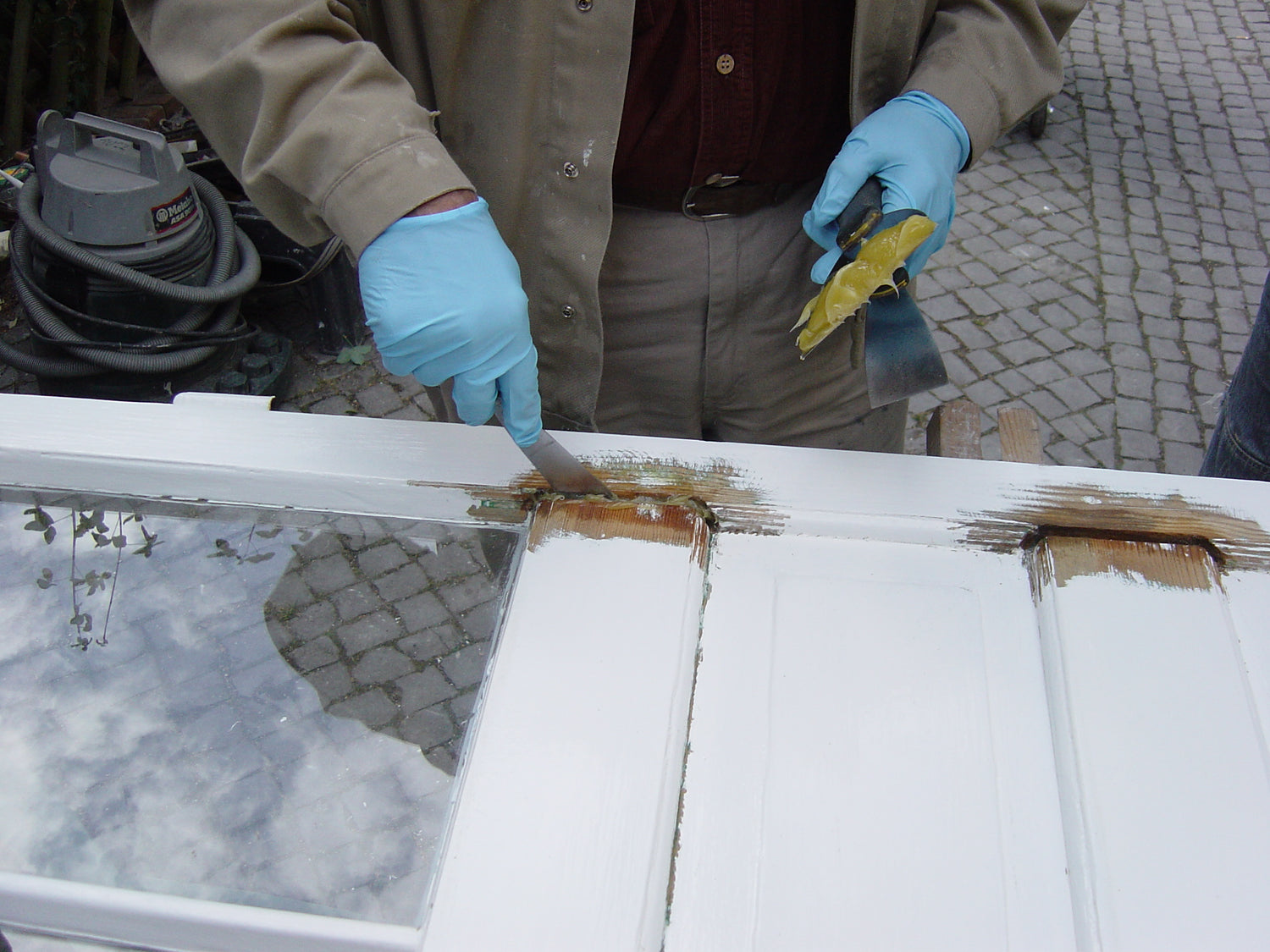 Repariertes Loch in Holztür, fachgerecht verfüllt mit RENOVAID Epoxidharz und vorbereitet für die Oberflächenbehandlung