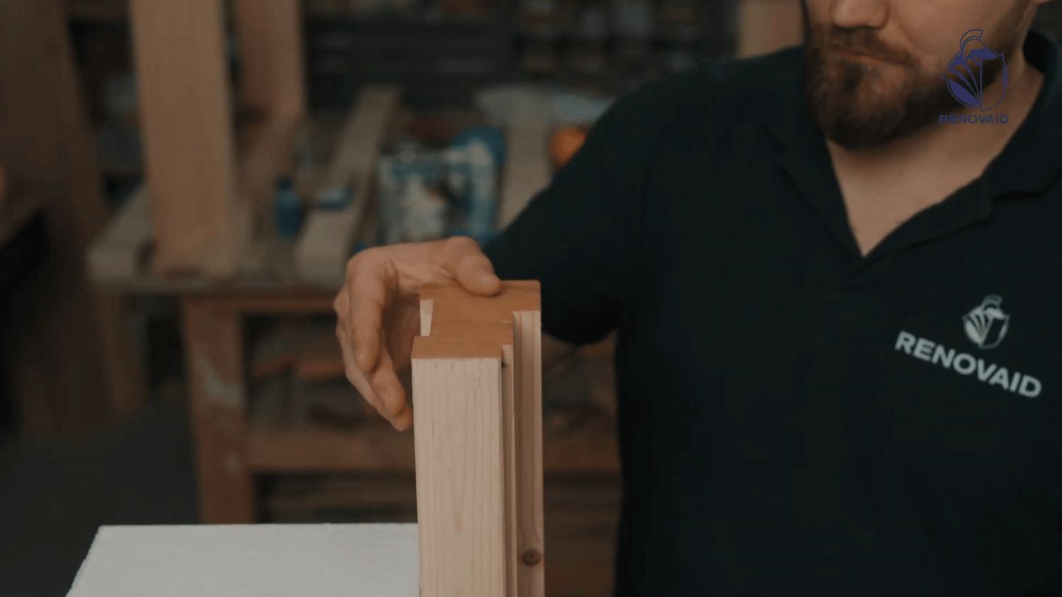 Hirnholz mit RENOBOND versiegelt – geschlossene Schutzschicht als Feuchtigkeitsschutz und Basis für Anstrich