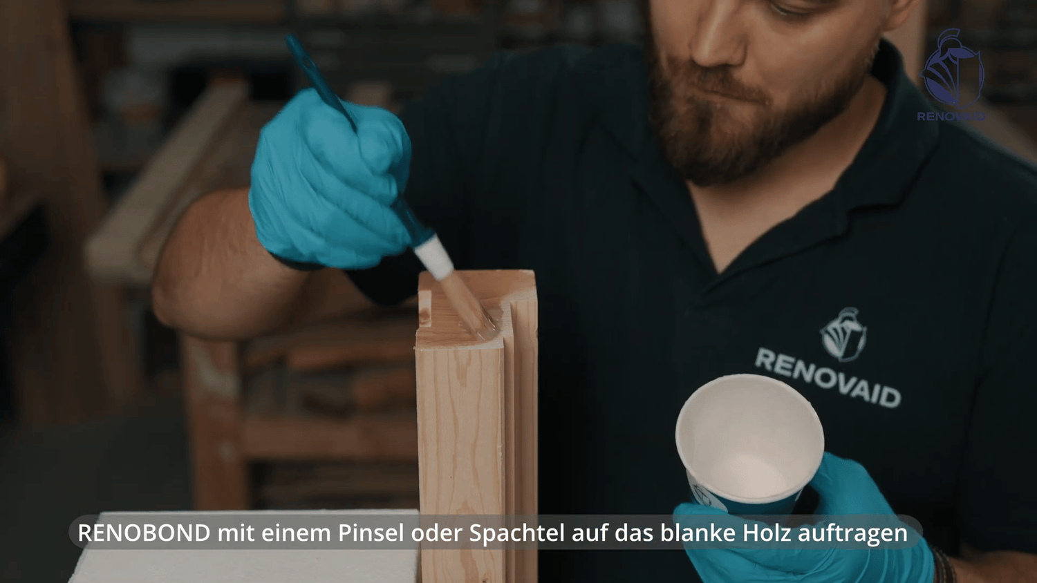 RENOBOND mit einem Pinsel oder Spachtel gleichmäßig auf das blanke Hirnholz auftragen. Besonders die Schnittkanten und Fugen sorgfältig benetzen, damit das Material tief in die Holzstruktur eindringen kann.
Überschüssiges Material gleichmäßig verteilen und darauf achten, dass eine geschlossene, porenfreie Versiegelung entsteht