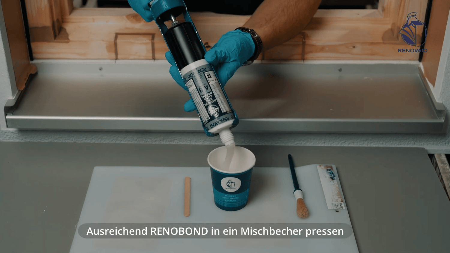 RENOBOND im Mischbecher homogen verrühren – nur verarbeitbare Menge für sichere Anwendung anmischen