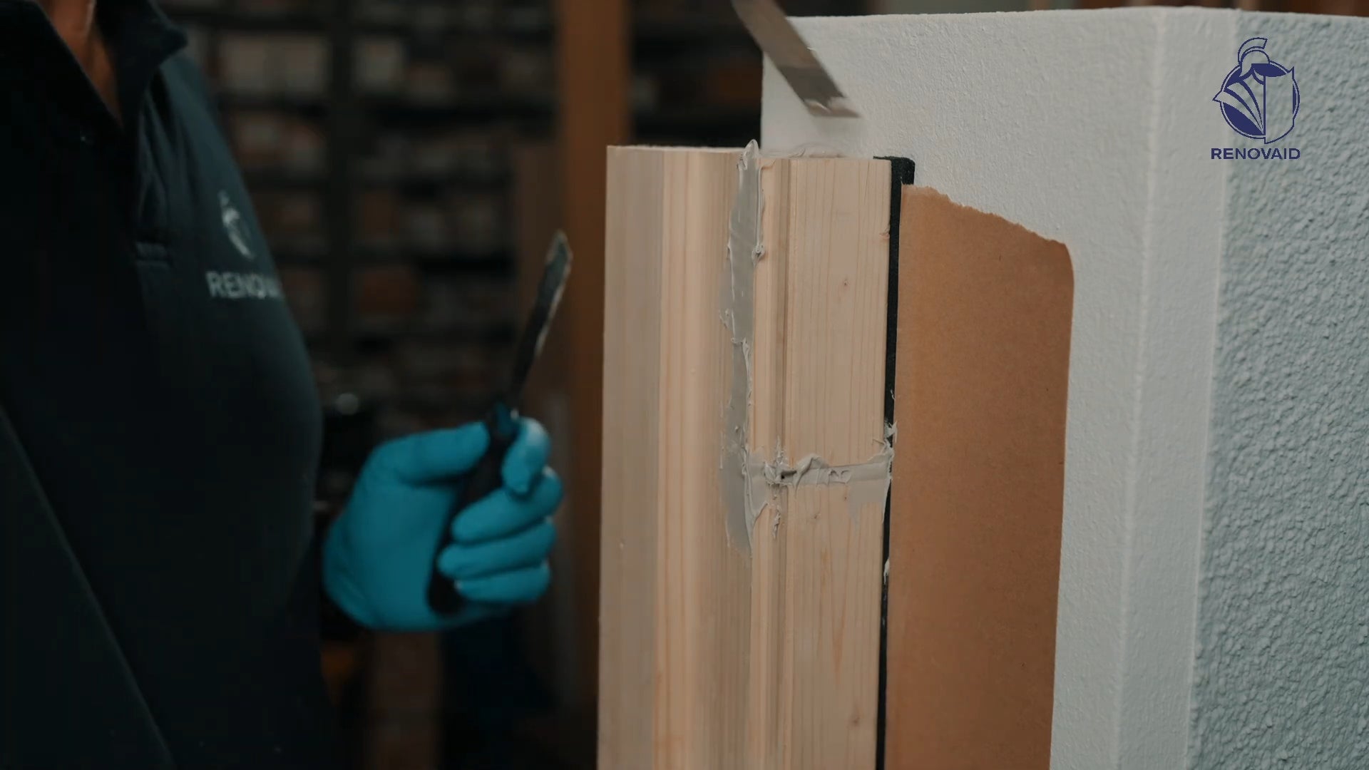 Renofast Schnellspachtel auf Holzprofil aufgetragen und modelliert – schnelle, stabile Reparatur von Holzschäden