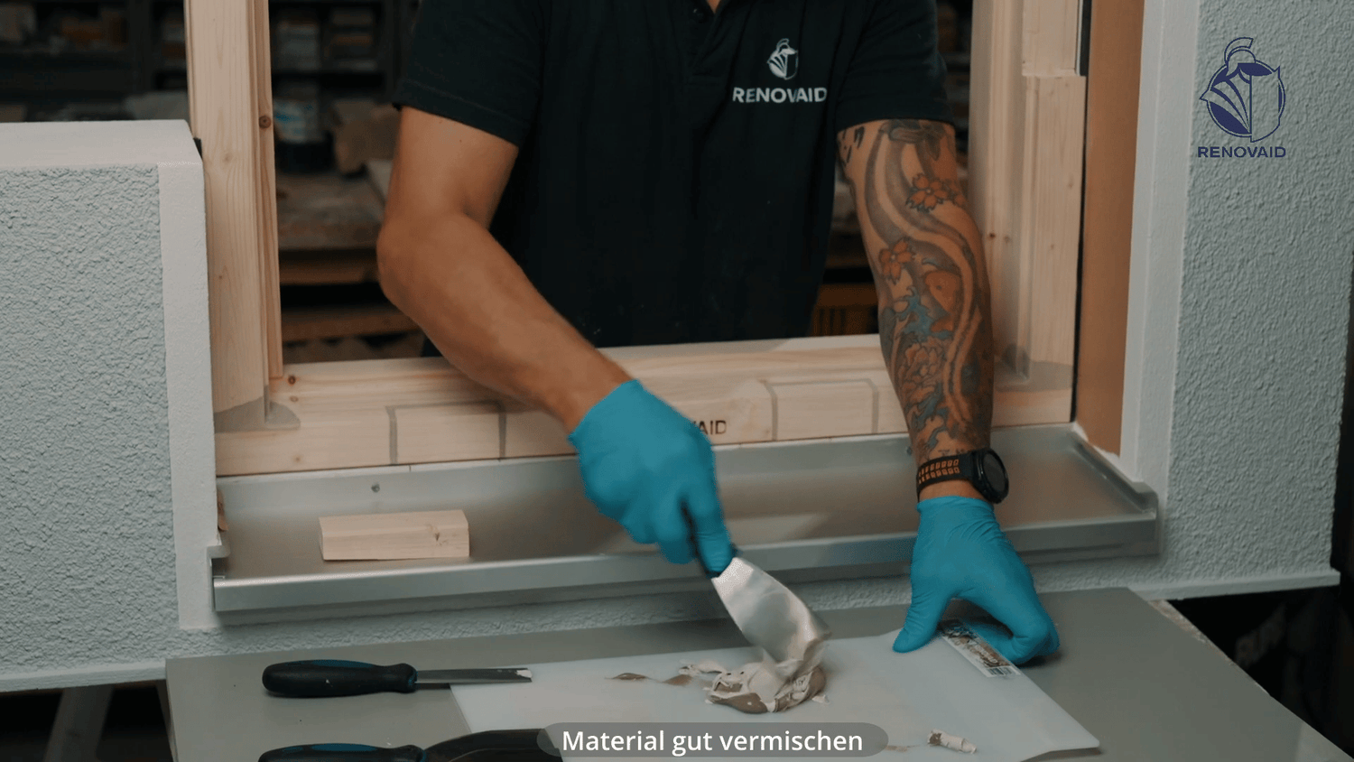 Renofast Holzreparaturpaste auf Mischplatte homogen angemischt für verarbeitungsfertige Reparatur