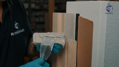 Auftragen von Renofast auf ein Holzprofil zur schnellen Instandsetzung 