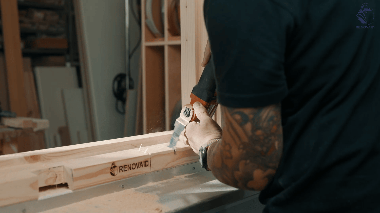 Passgenaues Holz-Ersatzstück mit Multitool zugeschnitten für Reparatur mit RENOFILL Feinspachtel