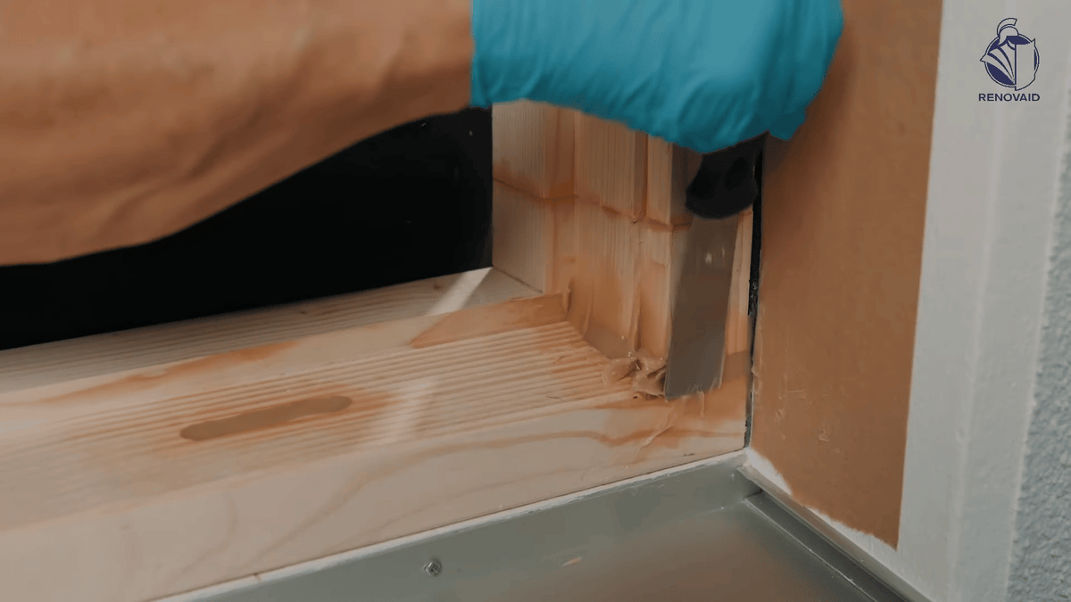 Renoflex Orange – Epoxid-Holzersatzmasse satt in ausgefräste Schadstelle eingebracht und hohlraumfrei angedrückt