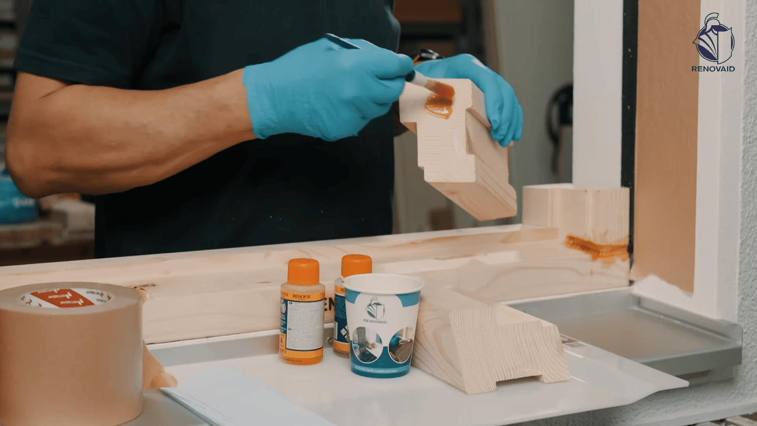 Renofix Holzimprägnierung – Auftragen zur Festigung geschädigten Holzes als Basis für Holzersatzmasse