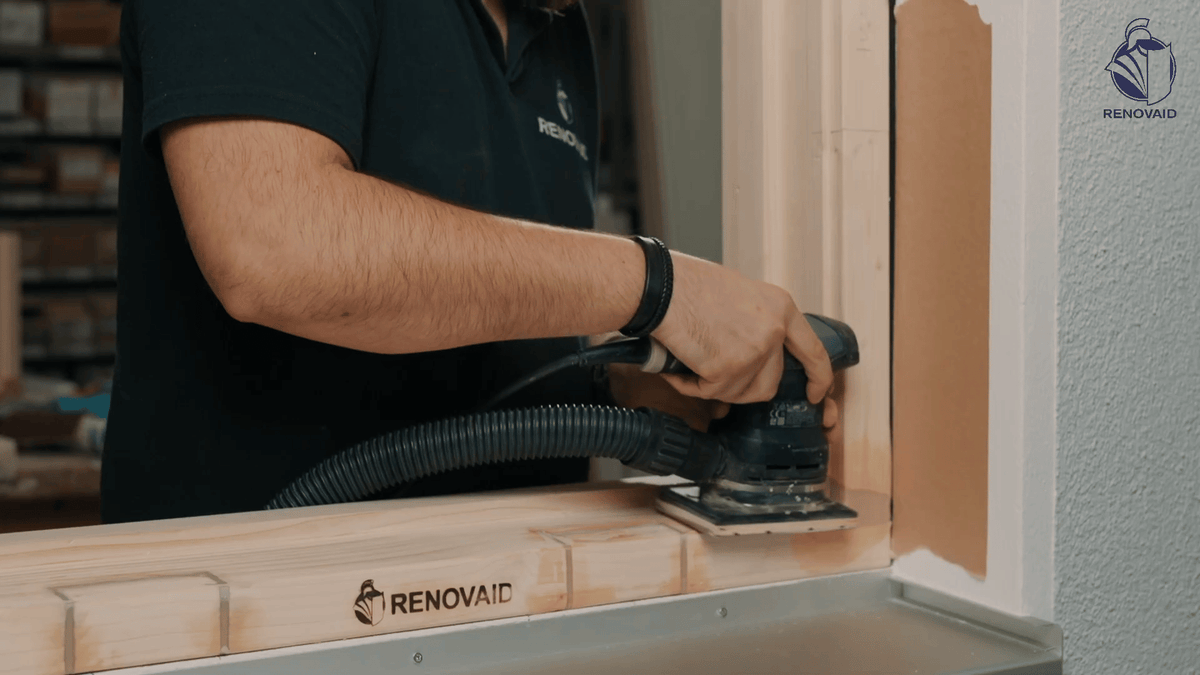 Renoflex Orange – Geschliffene Reparaturstelle bündig an umliegendes Holz angepasst und vorbereitet für Beschichtung