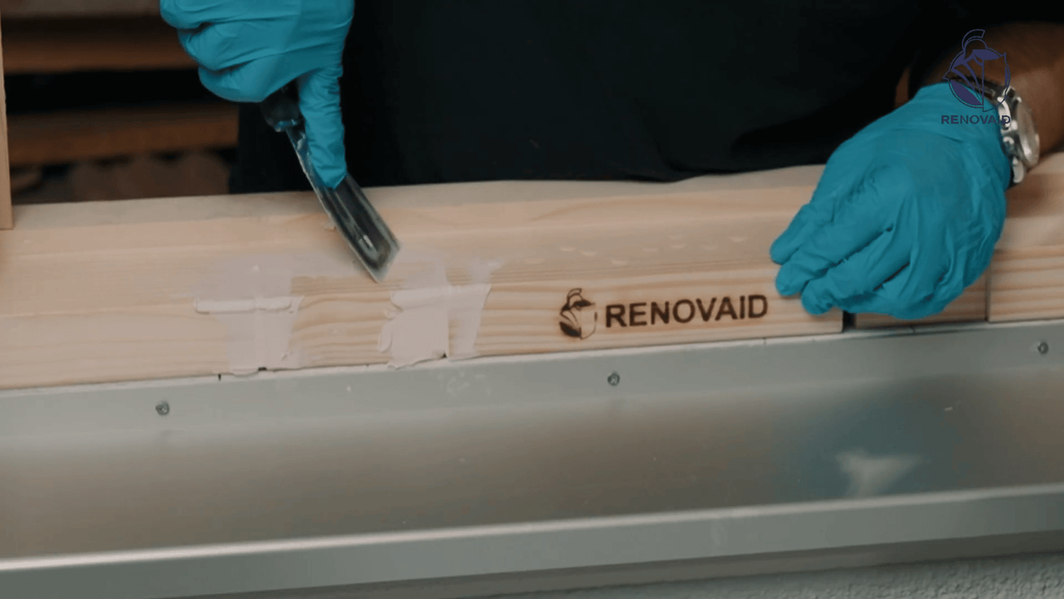 Modellieren und Glätten der RENOFLEX Rot Ersatzmasse an der Holzreparatur mit Spachtel.