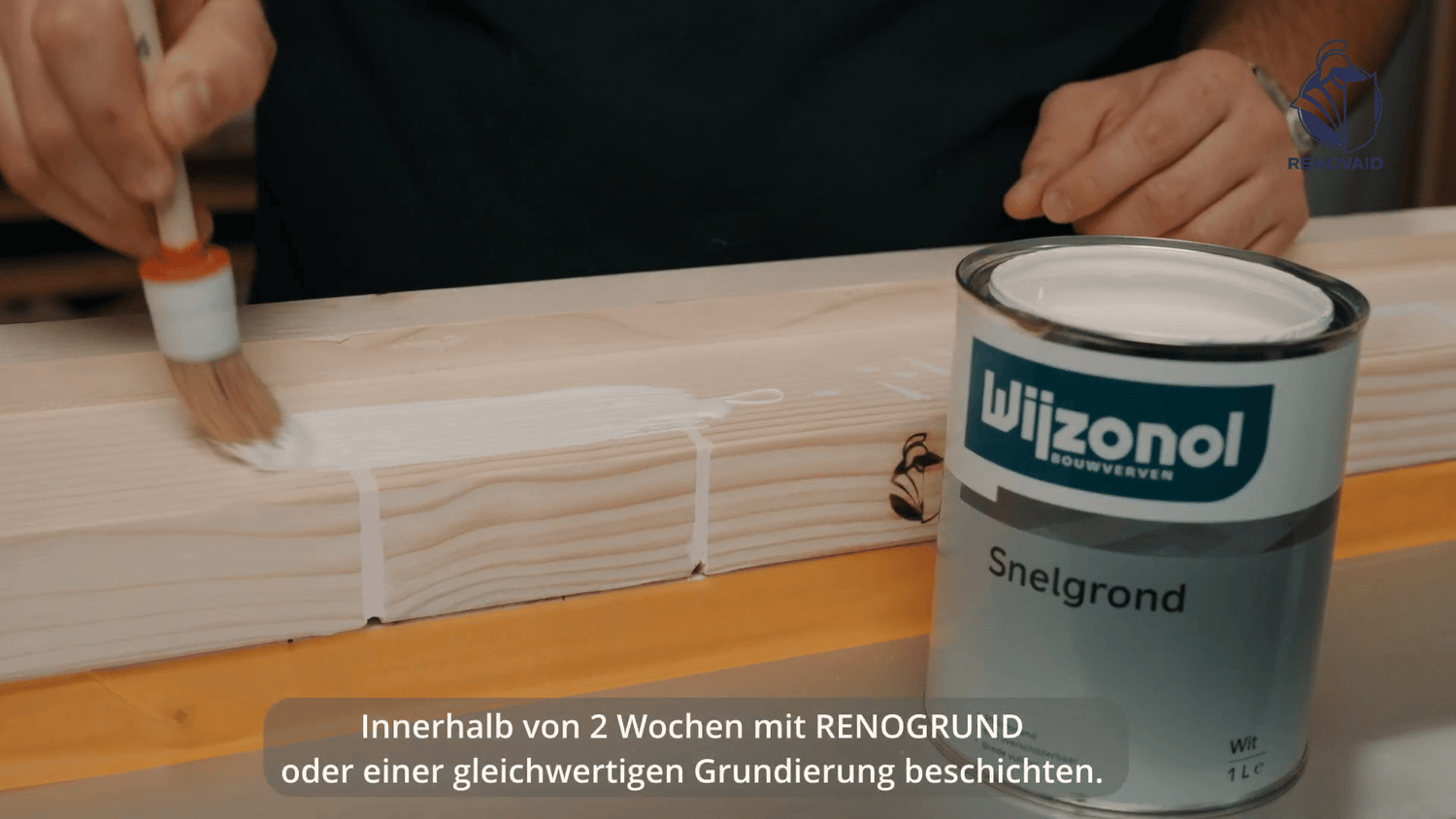 Weiße Grundierung auf RENOFLEX Rot Reparaturstelle aufgetragen – vorbereitet für das Farbfinish