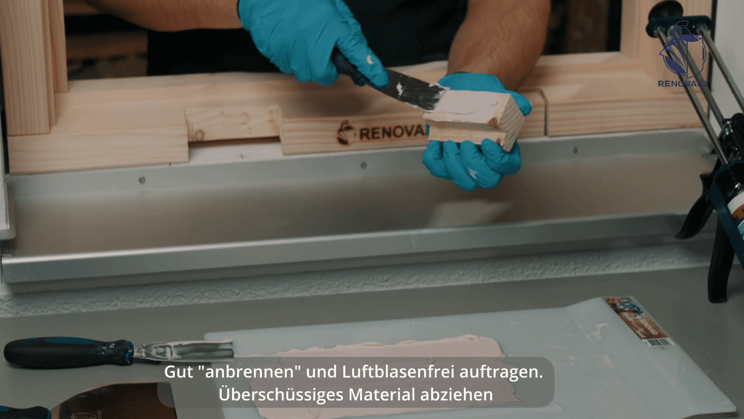 Auftragen und „Anbrennen“ der RENOFLEX Rot Holzreparaturmasse auf ein Ersatzstück für die Holzreparatur