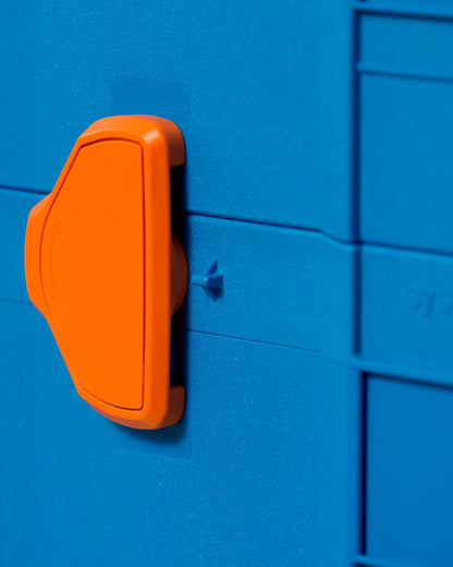 Nahaufnahme RENOTAINER von Renovaid mit stabilem Deckel und Klappverschluss – stapelbare Werkzeugkiste für sicheren Transport